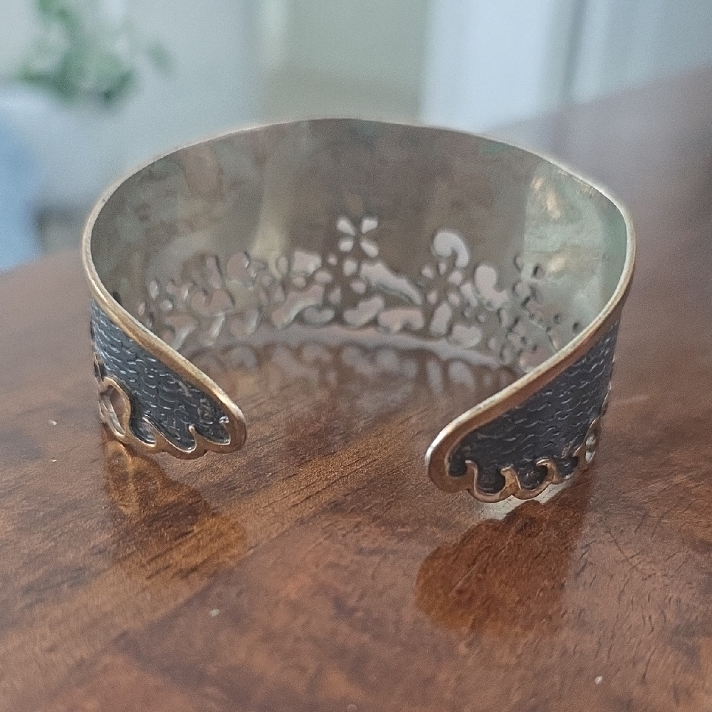 Elegant Gold and Green Women's Bracelet - Picture 5 of 8